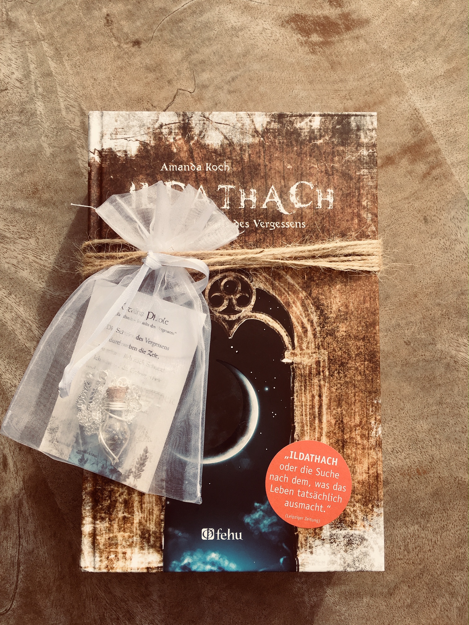 Ildathach Buchbundle mit Phiole